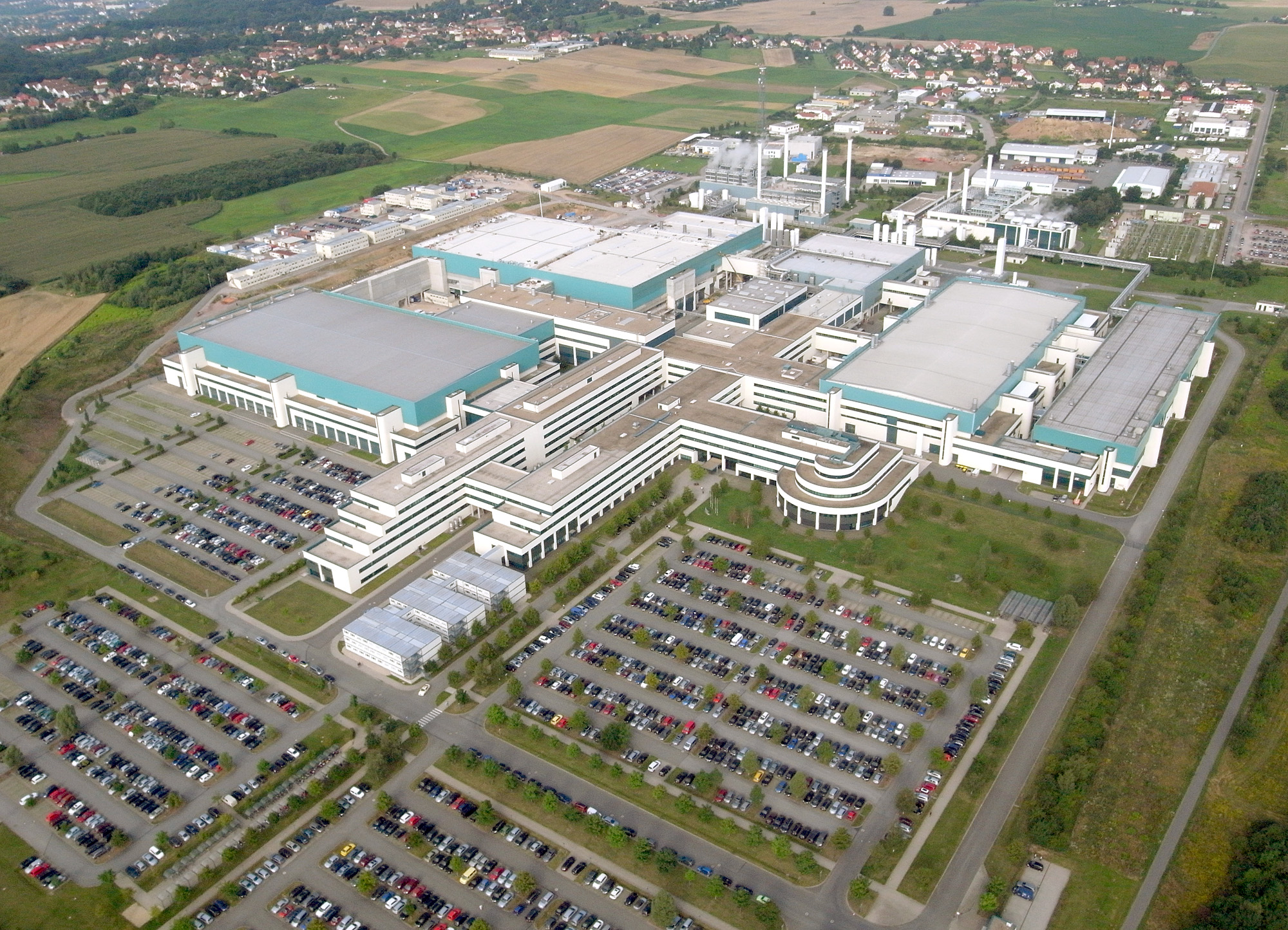 https://upload.wikimedia.org/wikipedia/commons/9/95/Aerial_photograph_of_Globalfoundries_Dresden.jpg